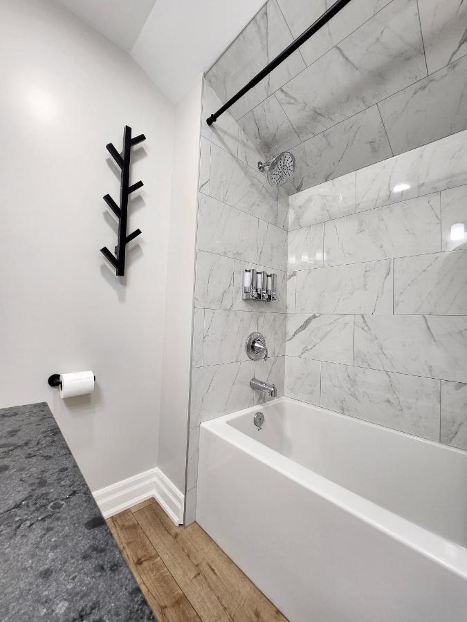 The Cozy Cove Modern King-Bedroom Full Apartment Saint Catharines Bagian luar foto