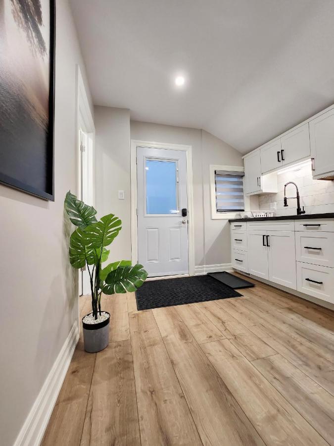 The Cozy Cove Modern King-Bedroom Full Apartment Saint Catharines Bagian luar foto